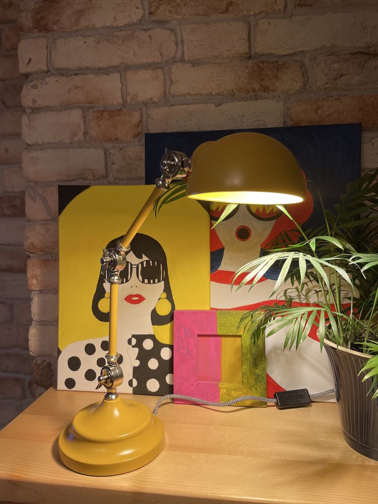 Wyjątkowa lampa szafkowa, biurkowa. Wysoka 40 cm
