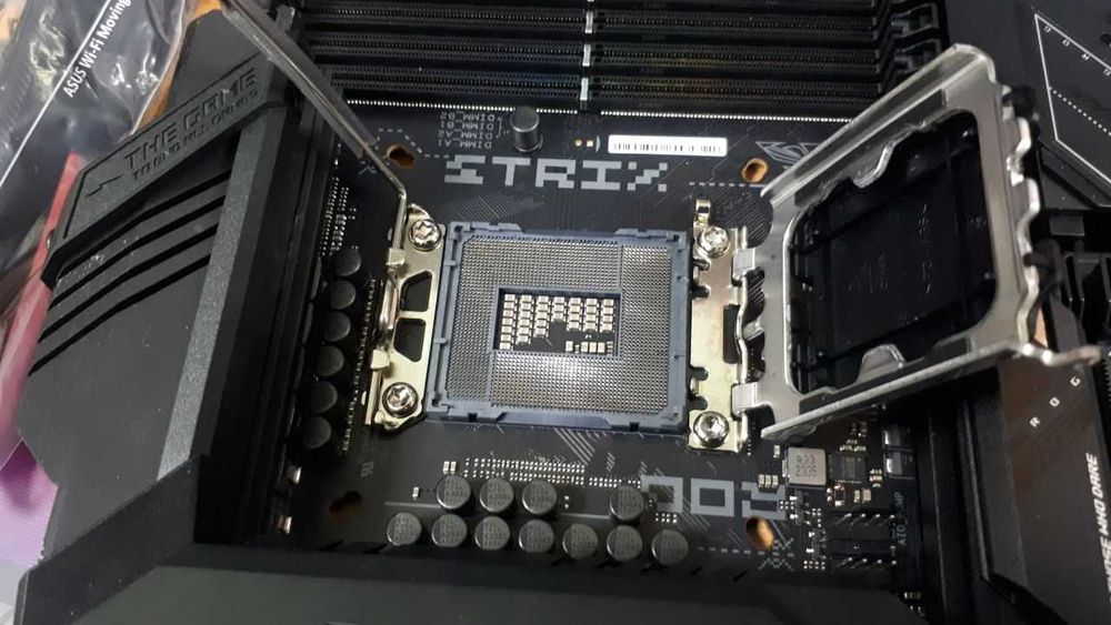 Материнська плата Asus Rog Strix Z790-H Gaming WiFi