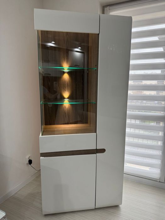 Witryna przeszklona z podświetleniem