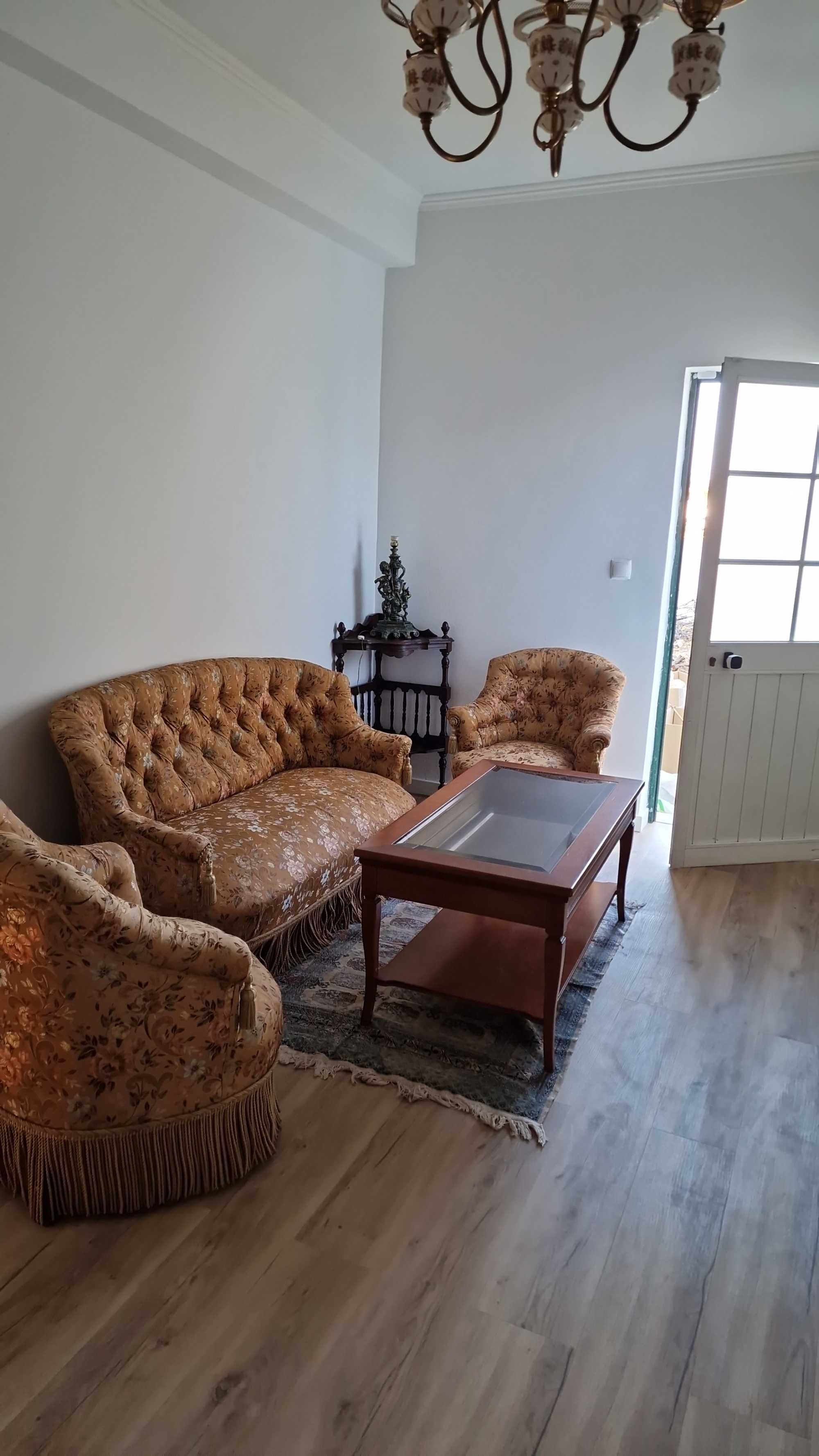 Conjunto de sofa e senhorinhas