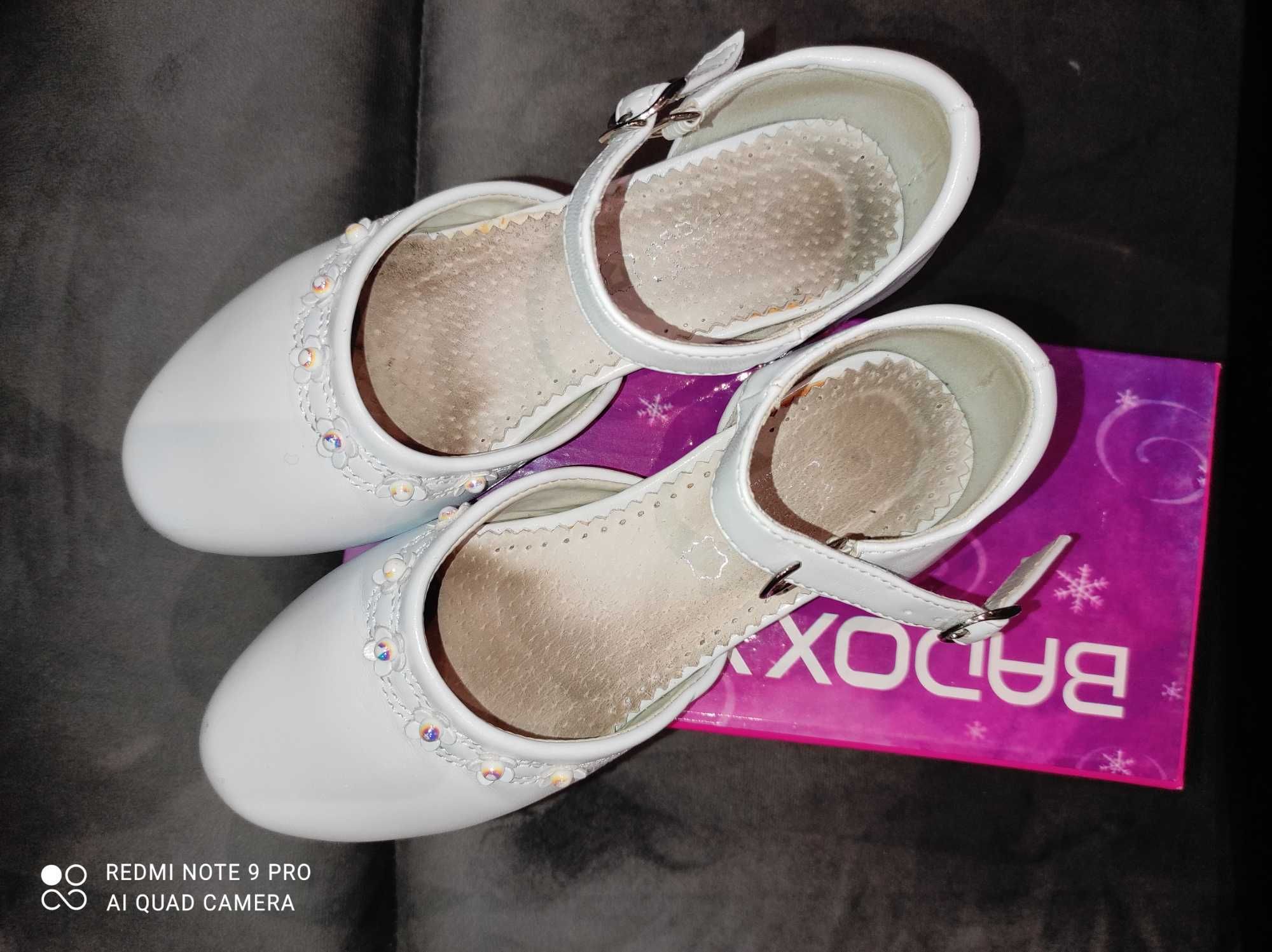 Buty białe r 32 obcas