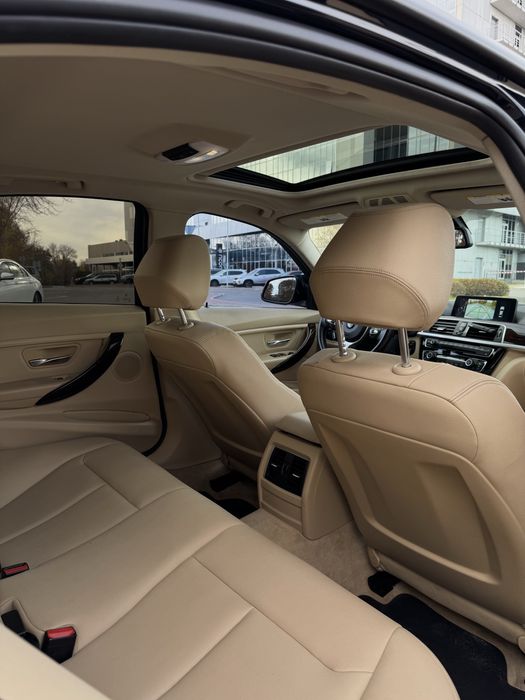 BMW 320i xDrive 2016 року