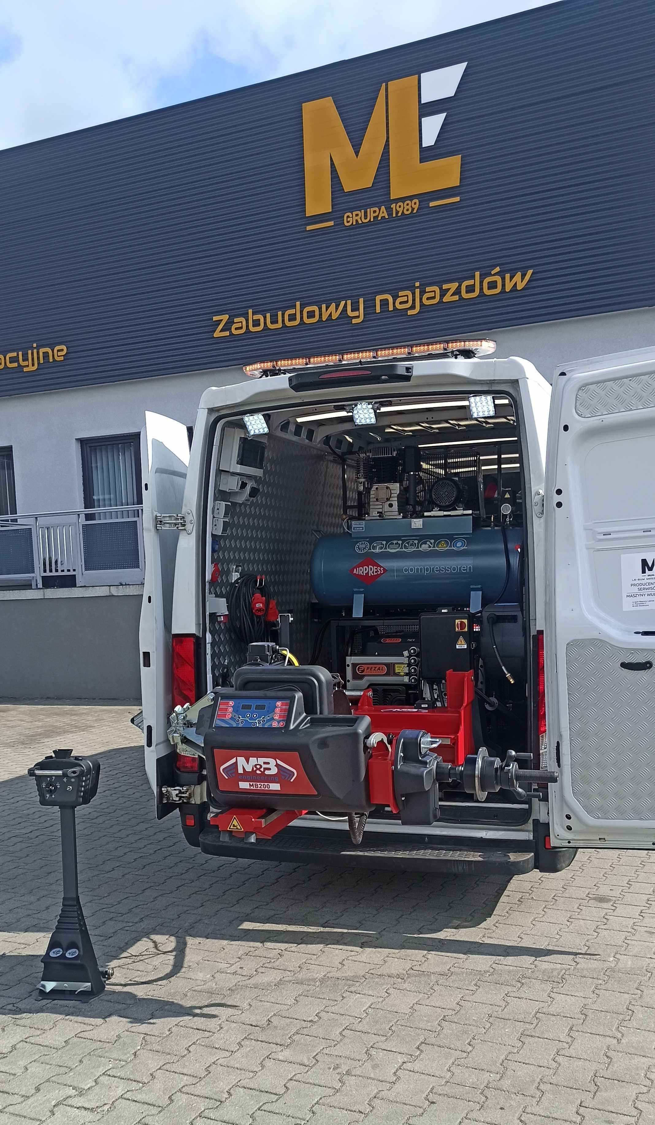 Mobilny Serwis Opon ciężarowy /zabudowa + wyposażenie /producent