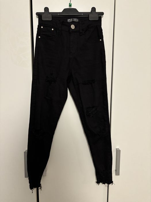 Czarne jeansy z przetarciami