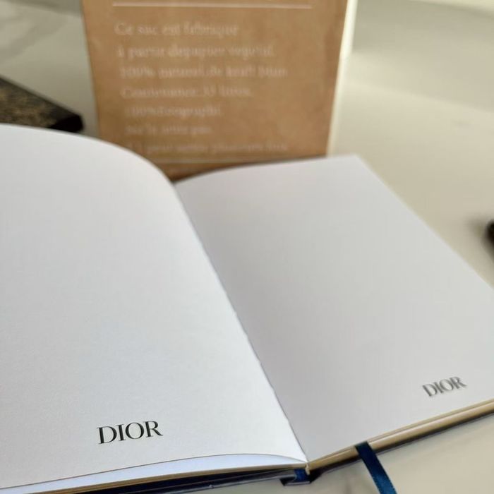 блокнот Dior стильний та дуже гарний