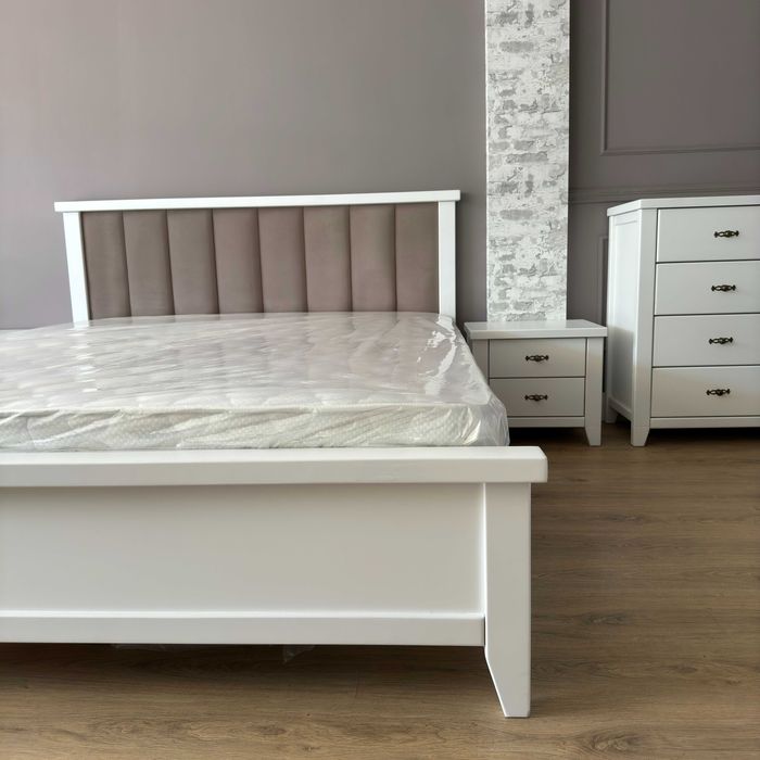 Біле ліжко з масиву дерева з м'яким узголів'ям, белая кровать в Одессе