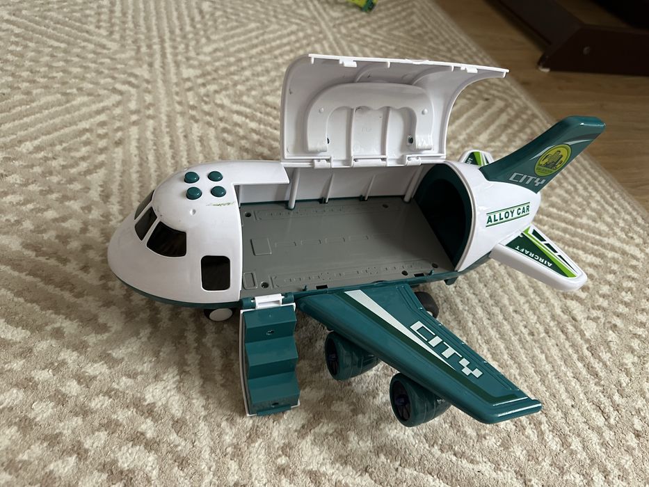 Лайнер літак-гараж