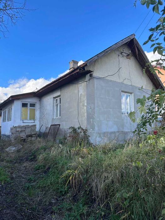 Продаж будинку під реконструкцію  біля Львова від власника .