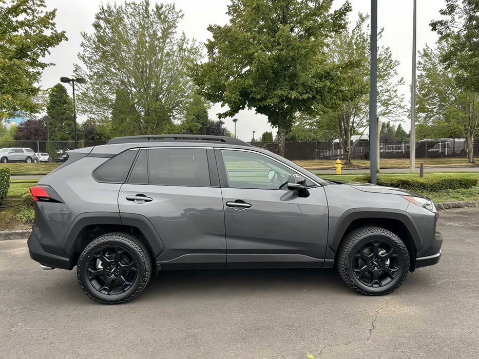 Toyota RAV4      2024