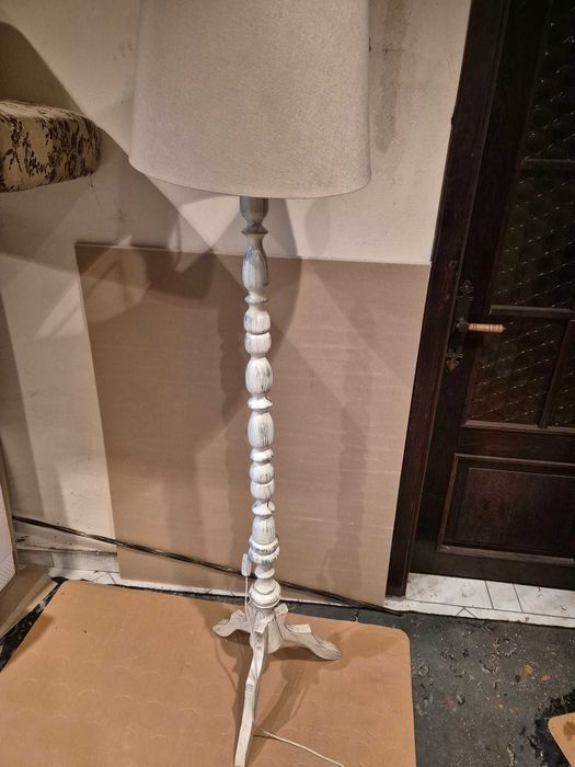Lampa stojąca w stylu minionych lat biała odnowiona z kloszem