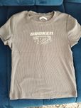 Krótki t-shirt w prążki Cropp S