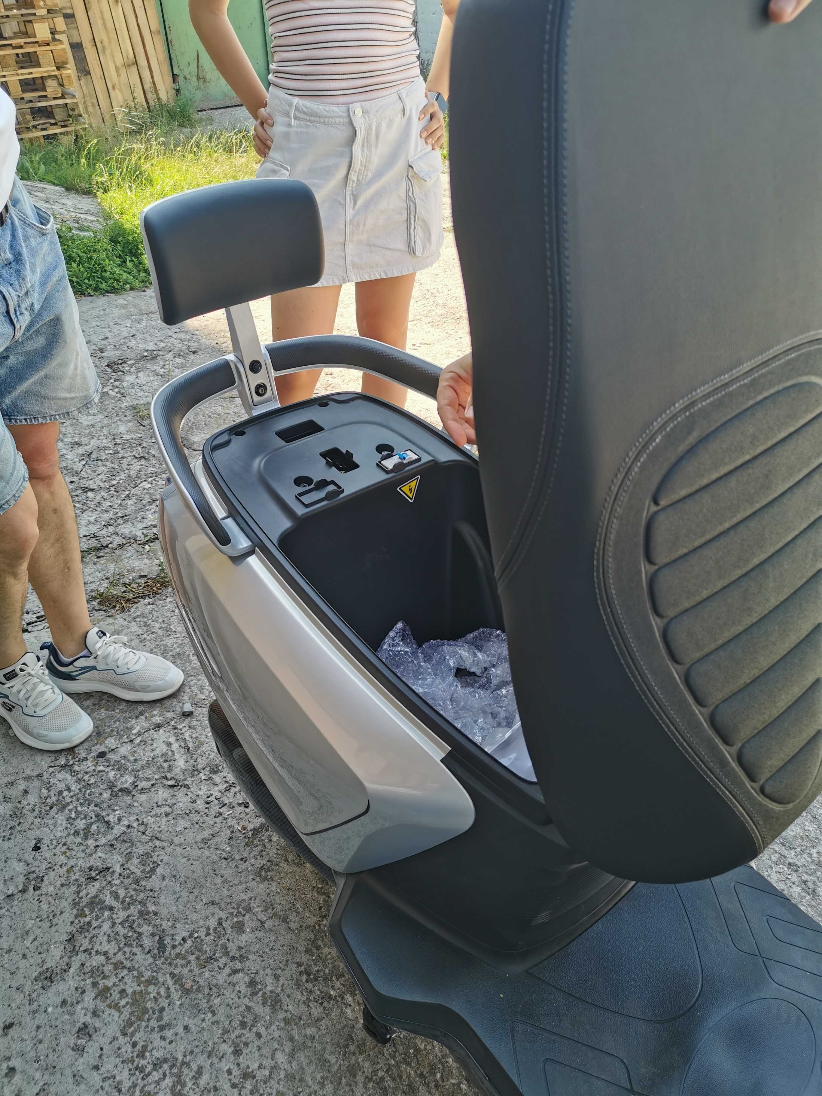 Електроскутер GTM Flex 1500W 72V 26Ah (83817)
с гарантией без пробега