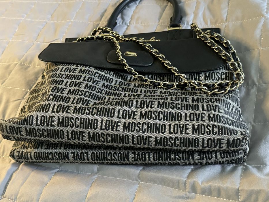 BOLSA MARCA MOSCHINO, em pele e lona.