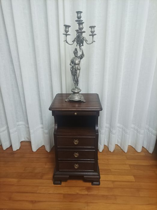 Móvel antigo de apoio restaurado estilo D Maria