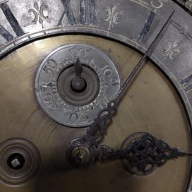 Antyczny zabytkowy zegar z 1718 roku oryginał