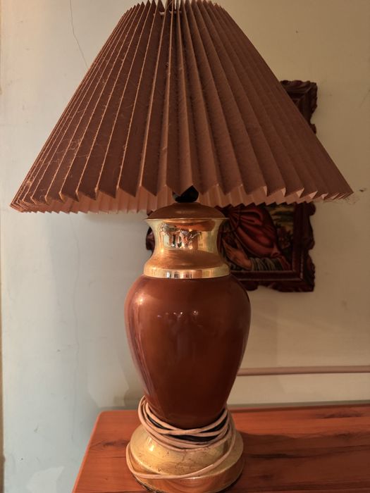 Продаю настільну лампу в хорошому стані