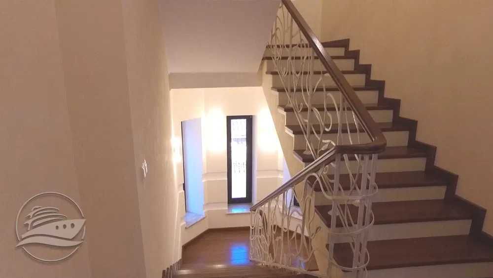 Сучасний особняк із повною обстановкою в сосновому лісі!