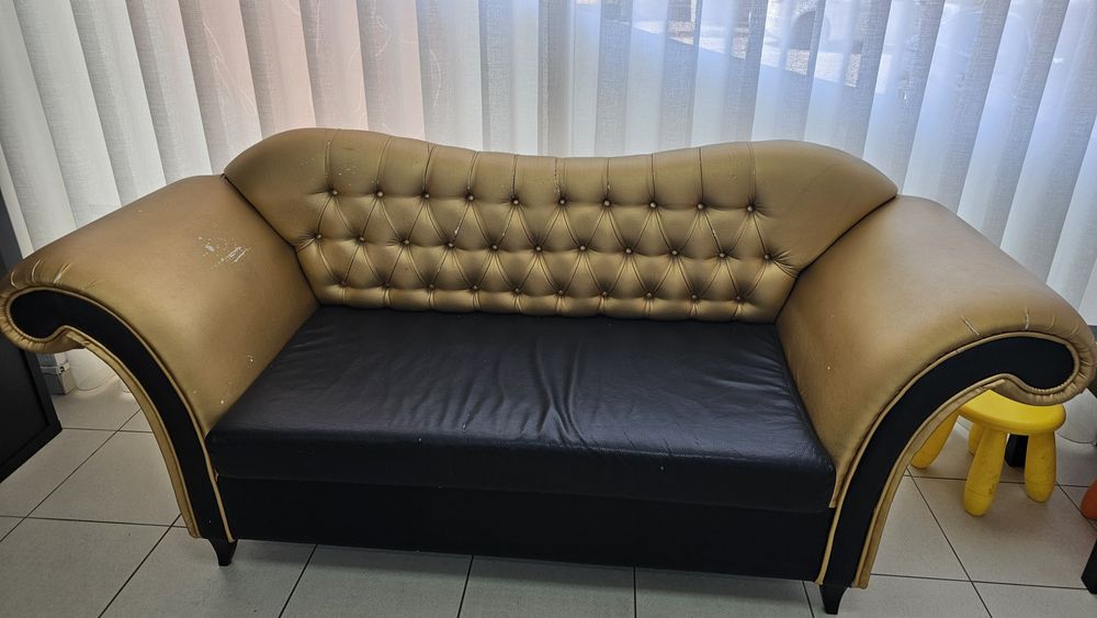 Sofá preto com dourado