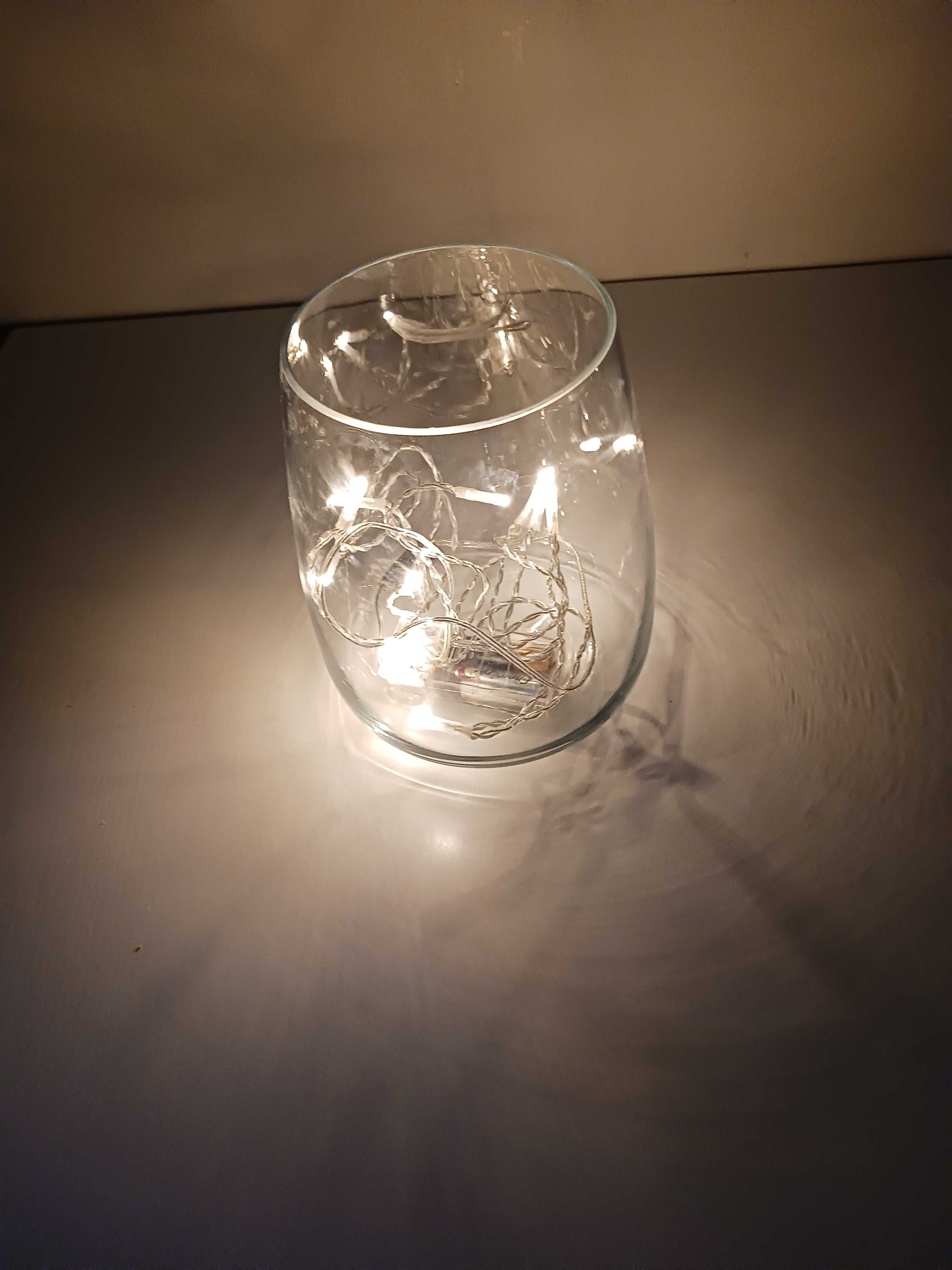Lampki IKEA i szklany wazon