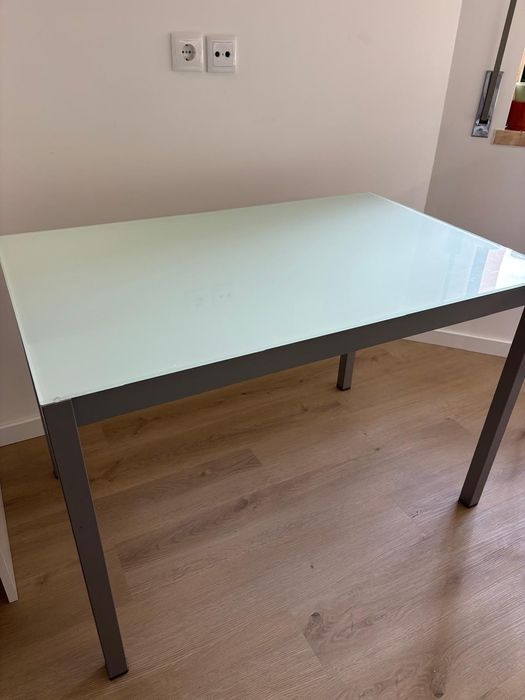 Mesa de cozinha em vidro