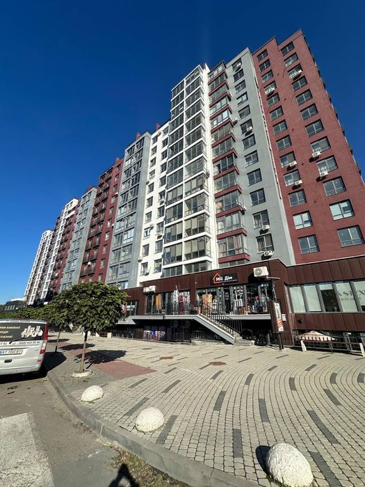 Продаж 1 км квартири поруч з центром