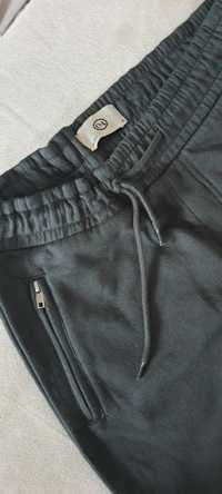 Grubsze czarne spodnie dresowe S 164/170 C&A kieszenie na zamek