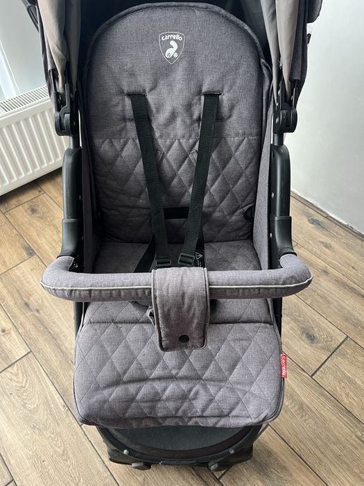 Продам сіру прогулянкову коляску Carello Quattro.