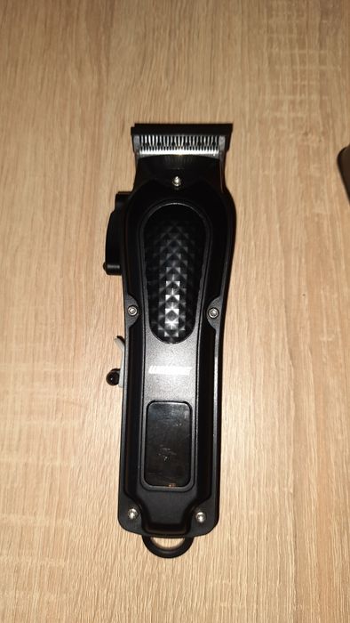 Професійна безпровідна машинка для стрижки волосся (трімер) .