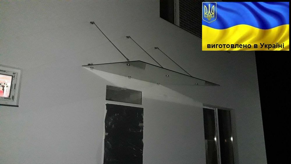 Навіс зі скла, скляний козирок. Навес из стекла, стеклянный козырек.