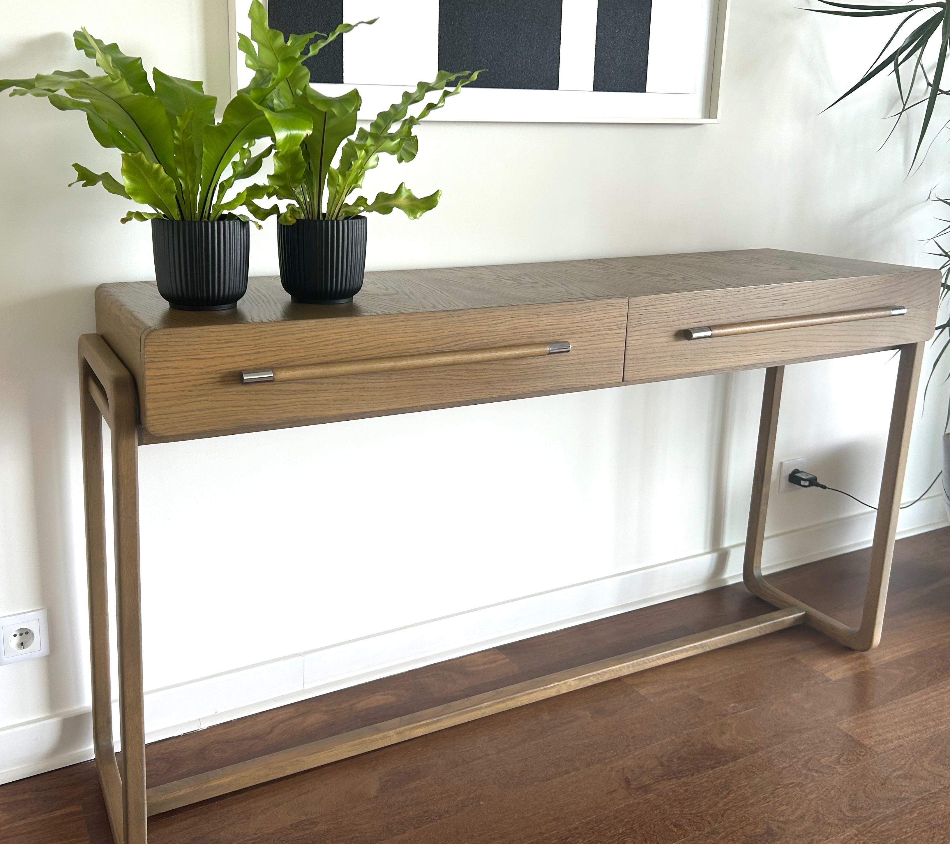 Consola com design moderno