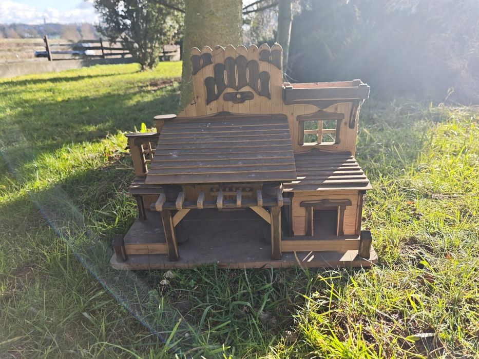 Drewniana stajenka bar saloon z drewna boże narodzenie