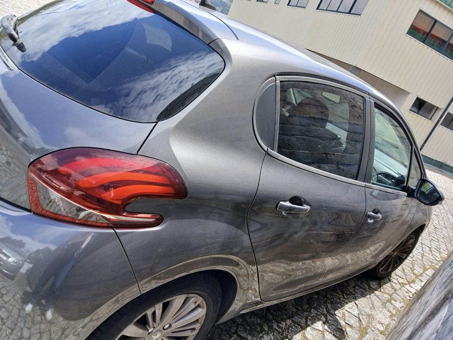 Vendo carro citadino Peugeot 208 , 1.2 gasolina,  5 lugares