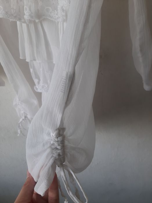 Letnia koszulka, koszula biała z falbankami, falbanami i ściągaczem