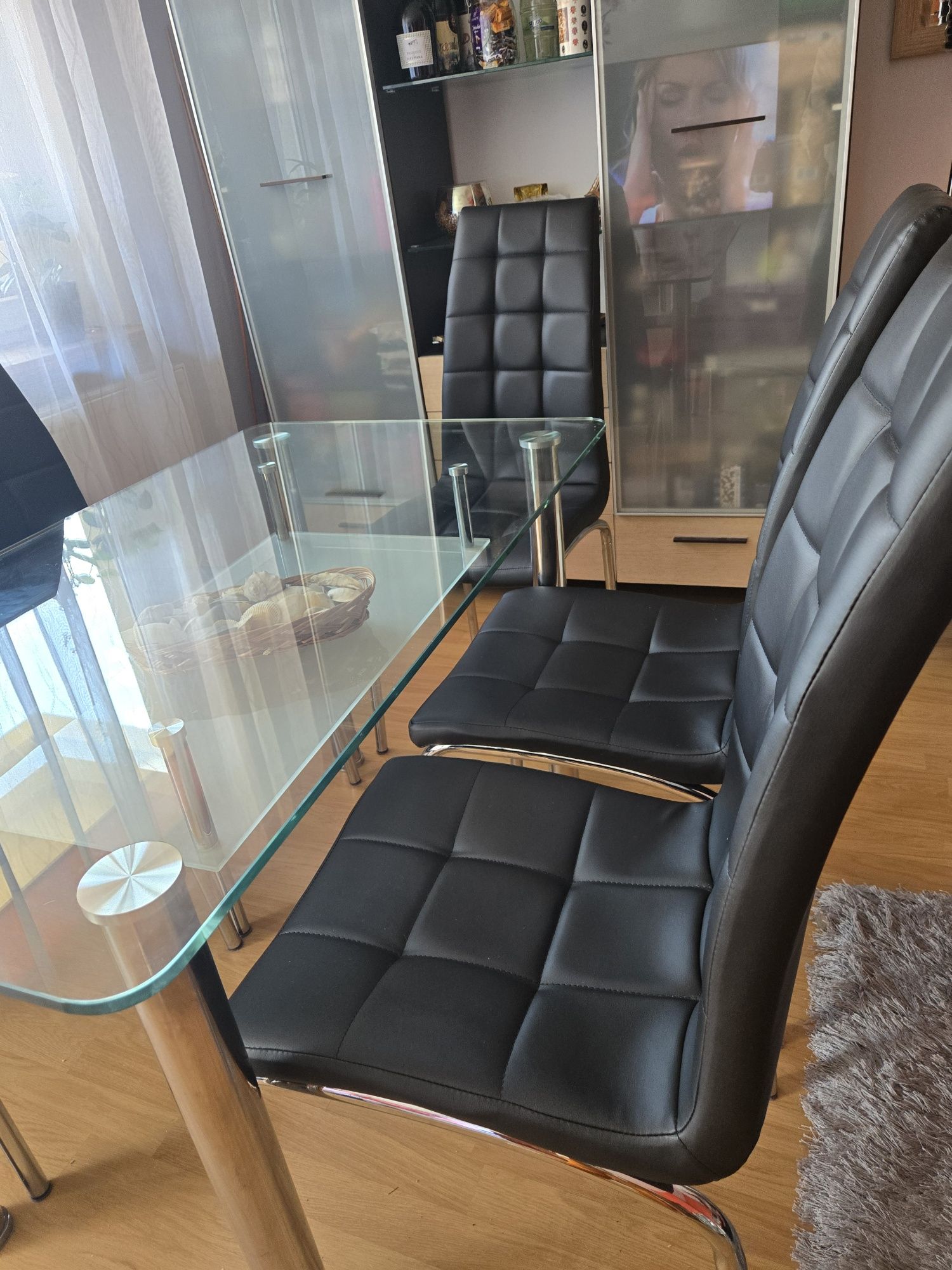 Eleganckie i nowoczesne krzesla I stół do salonu