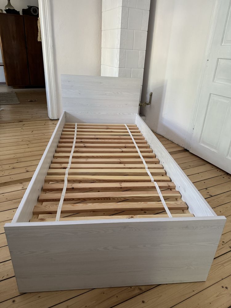 Drewniane łóżko