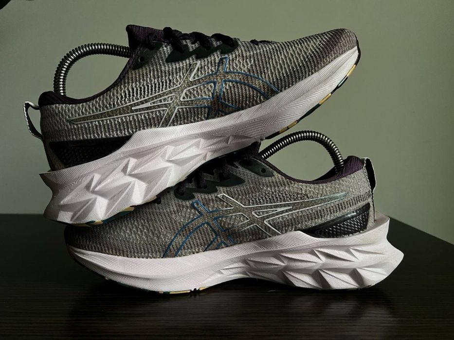 Кросівки бігові для тренувань novablast 2. Р 40 на 25.5 см .