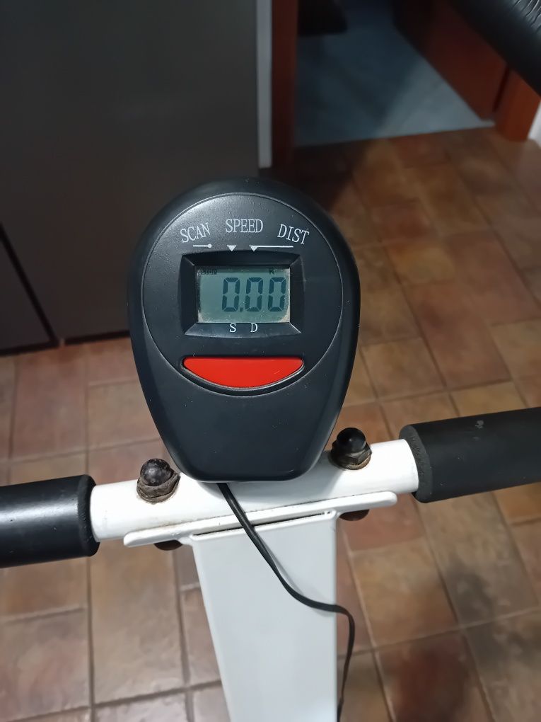 Bicicleta estática com mostrador digital de funções