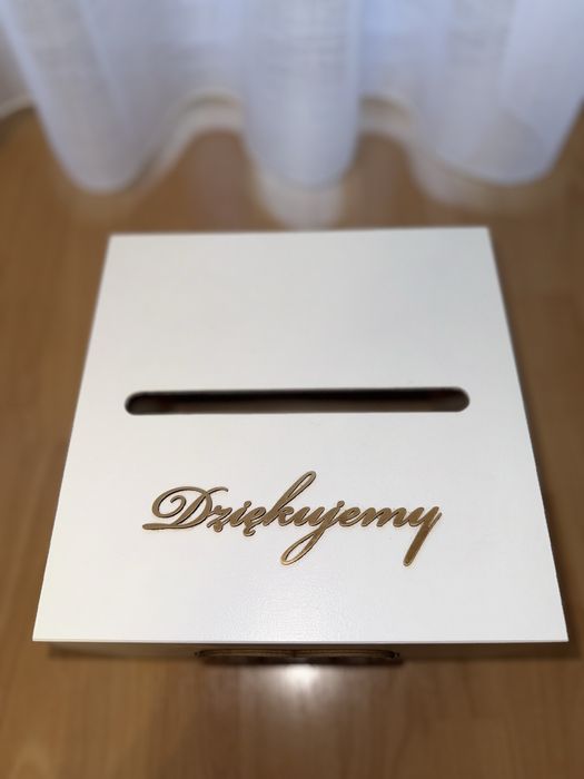 Białe pudełko na koperty i szkatułka na obrączki