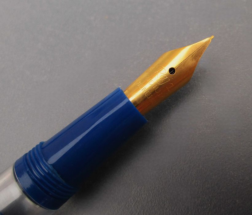 Antiga Caneta de Tinta Permanente STUDIO em cor Azul - NUNCA USADA