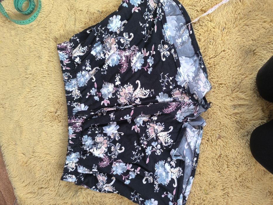 Szorty , spodenki kwiatowe