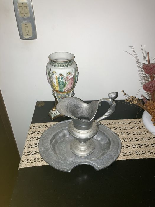 Peças de decoração antiga e ligadas à religião