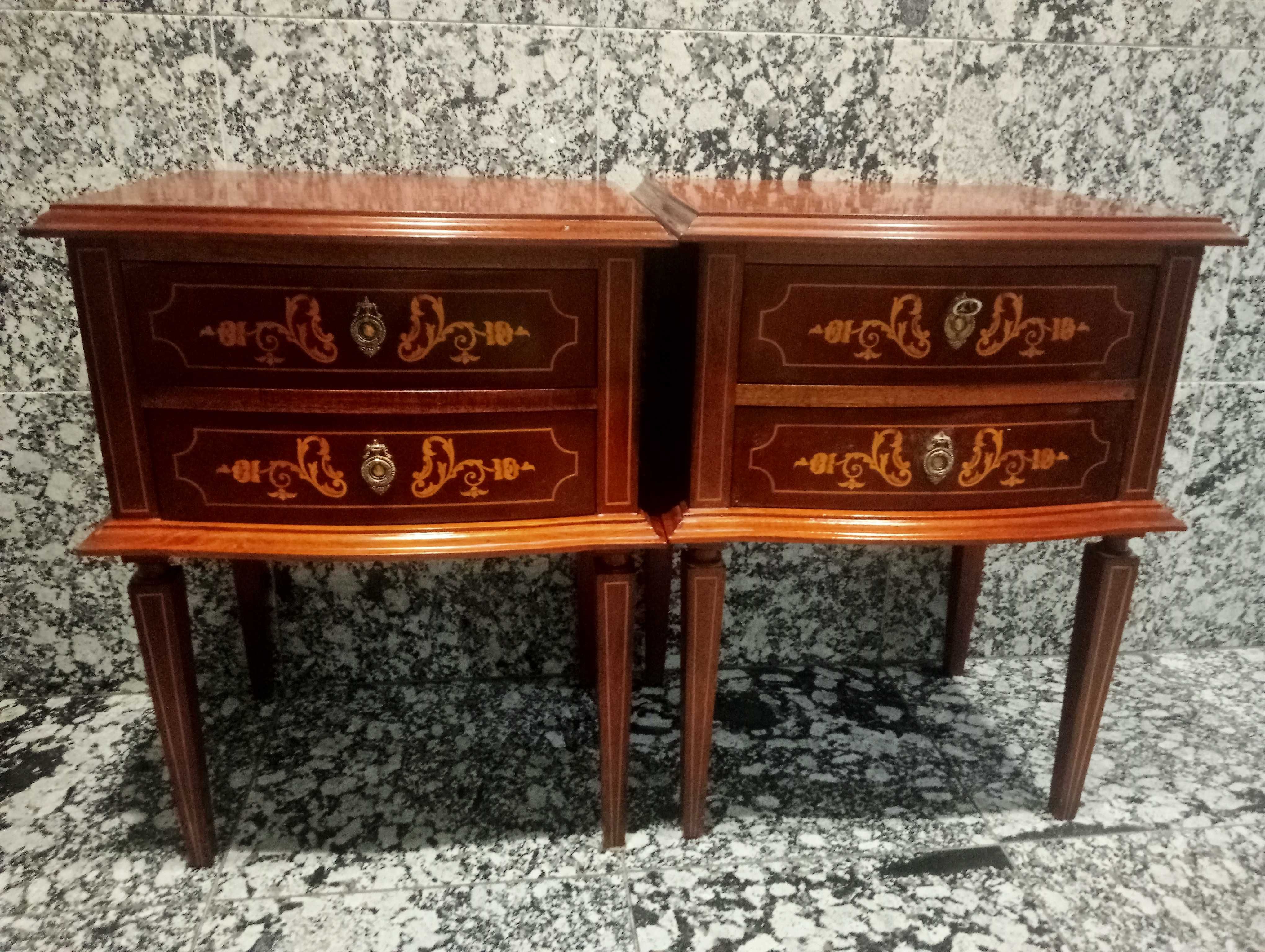 Comoda e duas mesas de cabeceira estilo D Maria