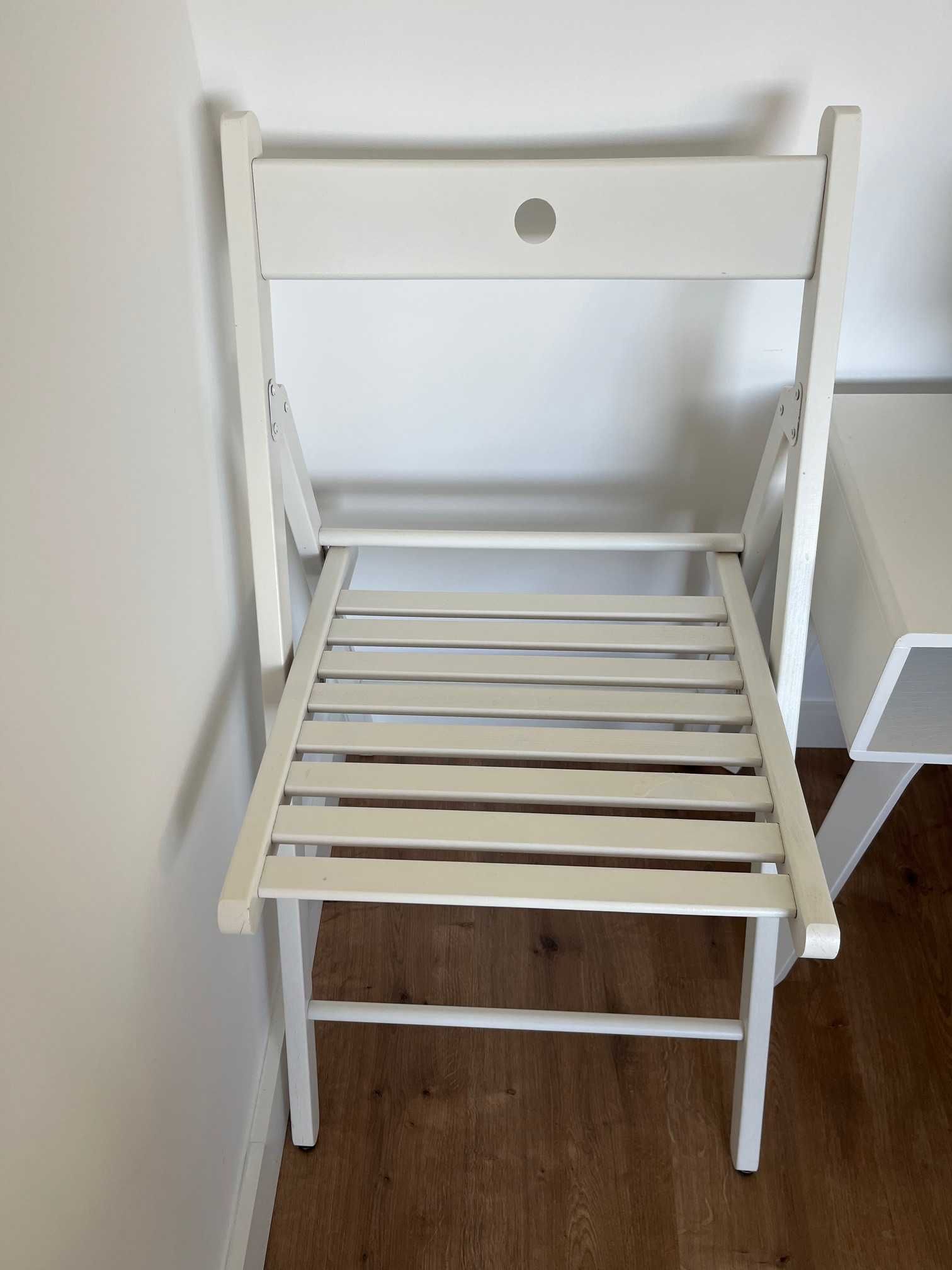 Cadeira de madeira branca IKEA com almofada cinzenta