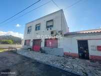 Conjunto de 3 Imóveis com comércio e habitação em São Teotónio