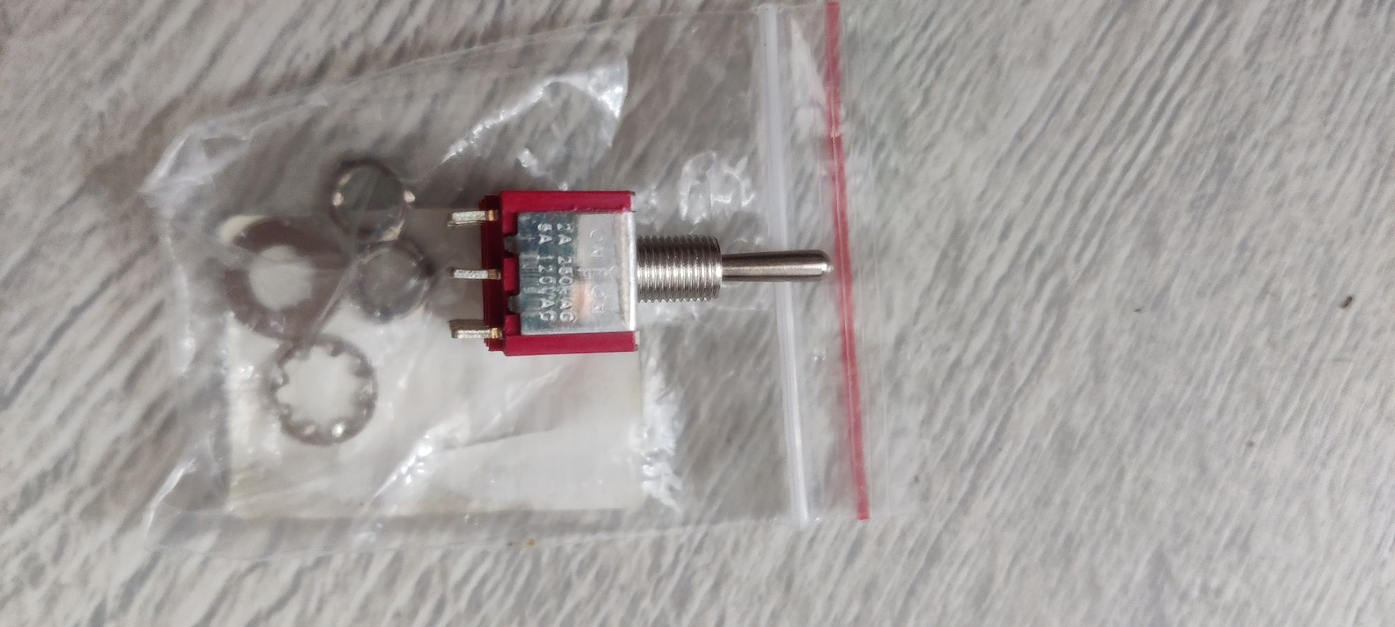 Przełącznik 12pin on-off-on 2A. Nowy.