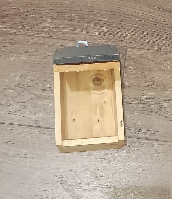 Karmnik budka lęgowa domek dla ptaków z drewna
