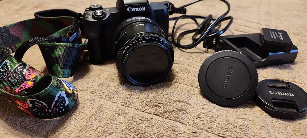 Продам фотоапарат Canon m50