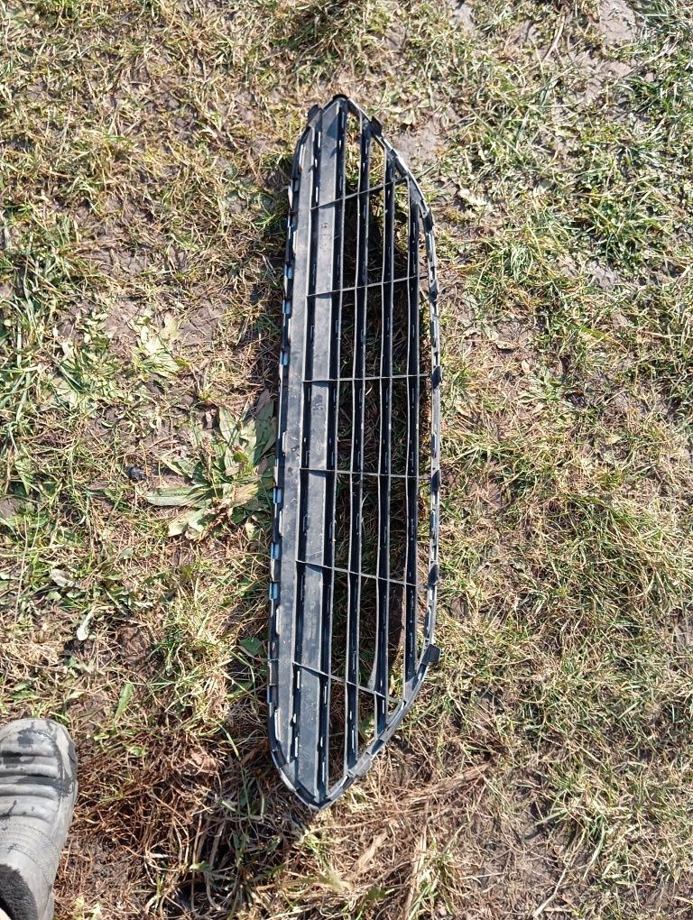 Kratka środkowa zderzaka przedniego przód grill Ford Fiesta mk7 Lift