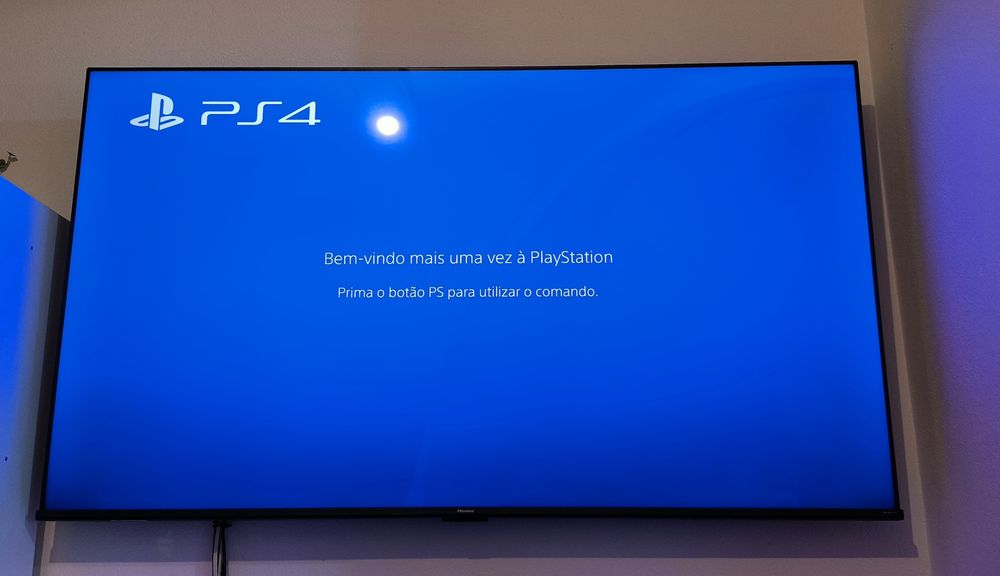PlayStation 4 Pro Branca sem comandos.