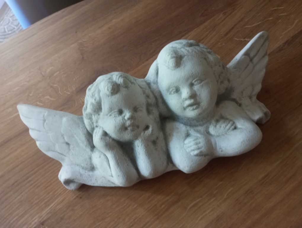Aniołki z białego cementu z zawieszką